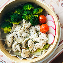 冬野菜とハーブ香る鶏むね肉のせいろ蒸し